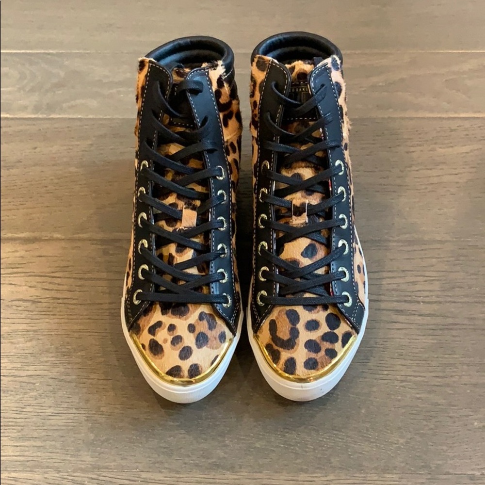 Woman’s shoes sneakers